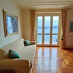 Scarlet Flower - Maggiore Apartment