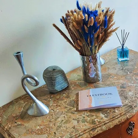 Scarlet Flower - Maggiore Lägenhet