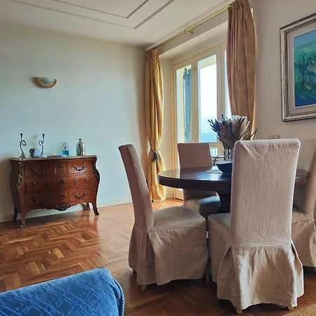 Scarlet Flower - Maggiore Appartement