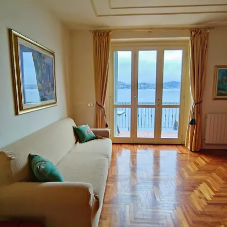 Scarlet Flower - Maggiore Appartement