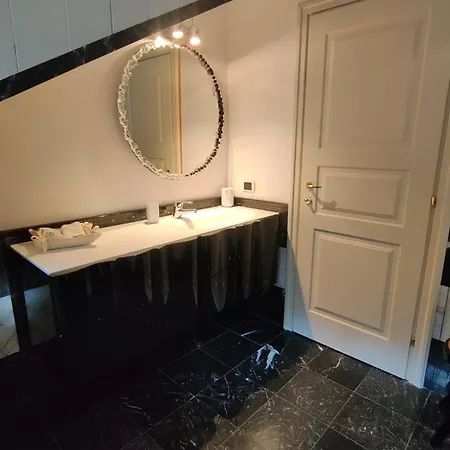 Scarlet Flower - Maggiore Apartment