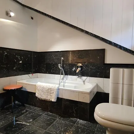 Scarlet Flower - Maggiore Apartment