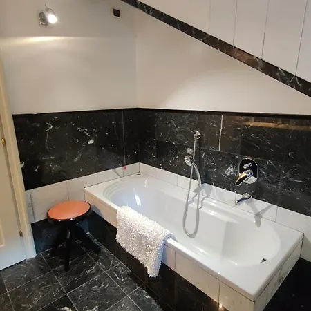 Scarlet Flower - Maggiore Apartment Meina