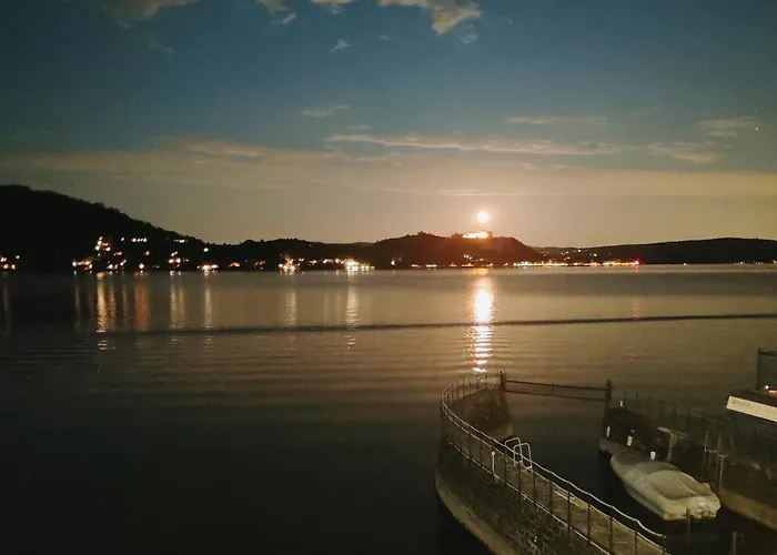 Scarlet Flower - Maggiore 아파트 메이나