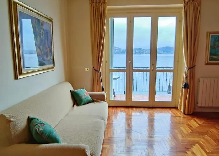 Scarlet Flower - Maggiore Apartament